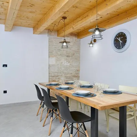 Old Stone With Whirlpool And Sauna Villa *