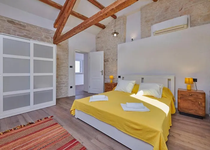 Old Stone With Whirlpool And Sauna Villa